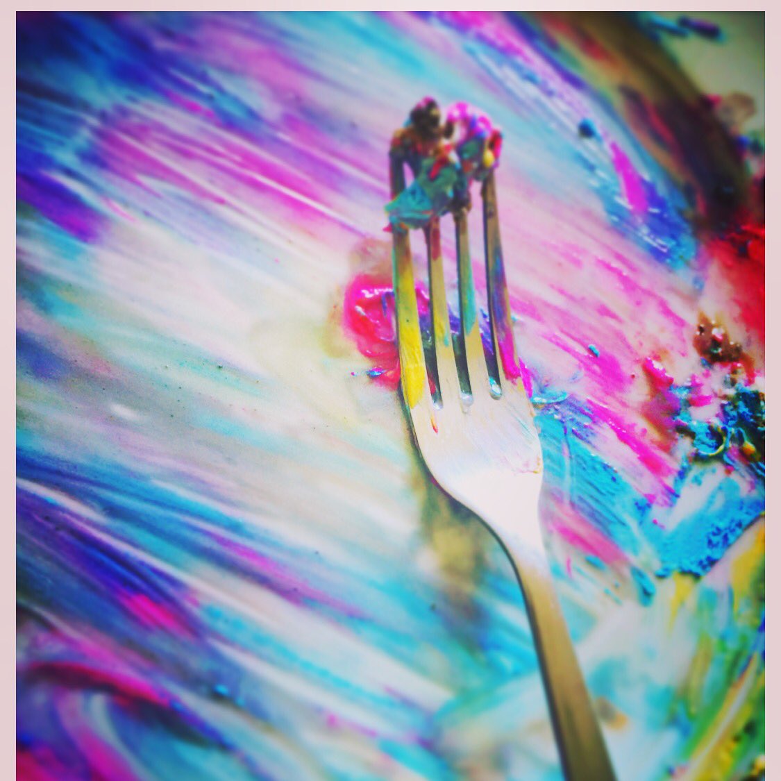 Had <a href="/CarvelIceCream/">Carvel Ice Cream</a> cake for lunch and turned my plate into a masterpiece #adulting #almost30 #playswithfood