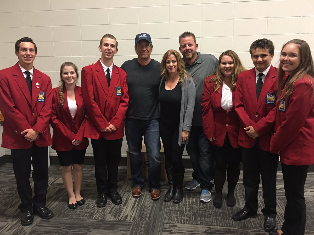 La Mirada SkillsUSA Group shot with Mike Rowe. #MikeRoweWorks <a href="/NLMUSDPathways/">Joanne Jung, Ed.D.</a> <a href="/LMHSPrincipal/">La Mirada HS</a> <a href="/DrAC0456/">Dr. Albert Clegg</a> <a href="/Emprmemo/">Jesse Urquidi</a>