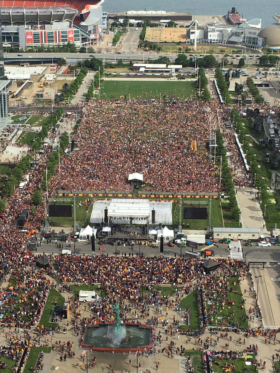 ronglasenapp's tweet photo. Its filling up fast as the parade gets to mall c @FOXSportsOH @cavs #ALLin216 #workatfox https://t.co/kN7tOm8CtY