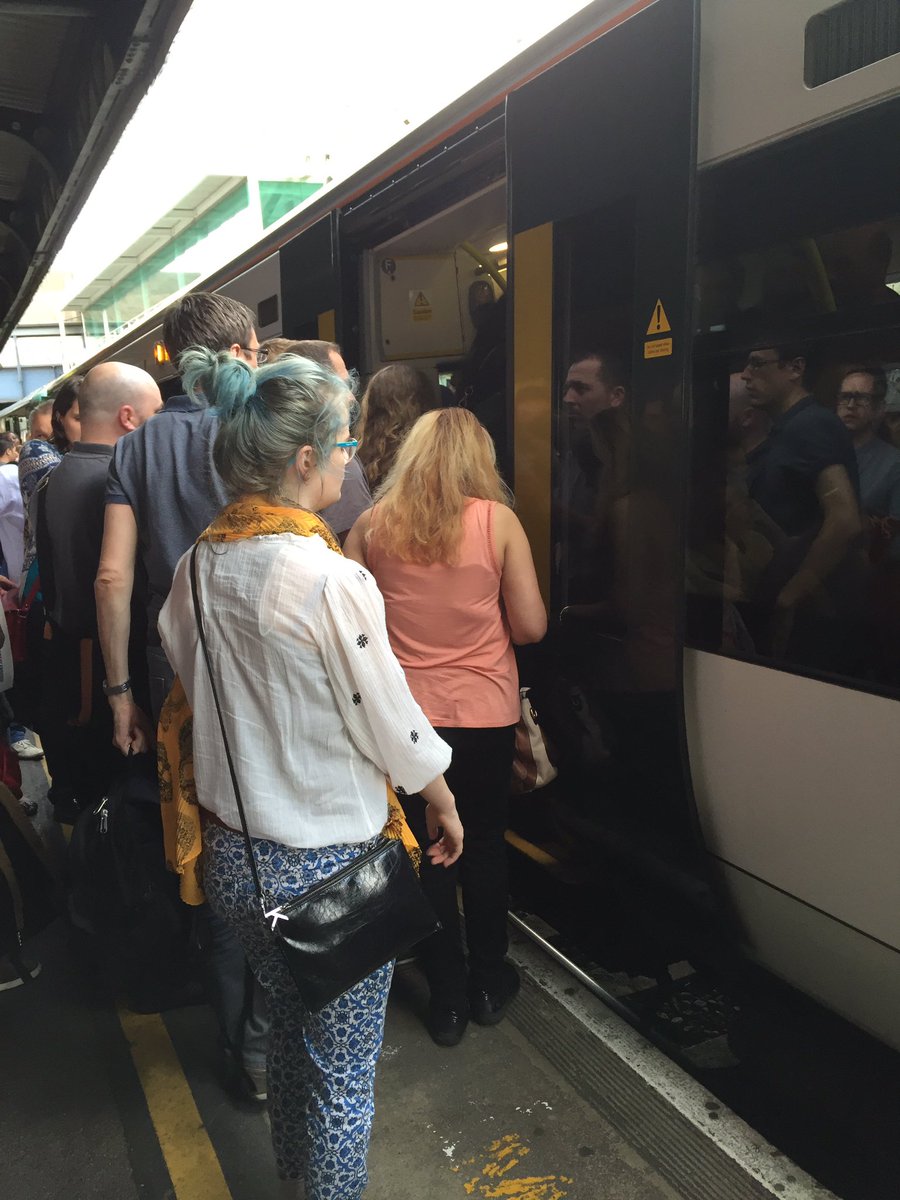 hms1967's tweet photo. @NRE_Southern @SouthernRailUK @BBCNews @Southern_Trains @crawley_news @ITVnewsdesk #overcrowding #NeedService https://t.co/BDrC52TtII