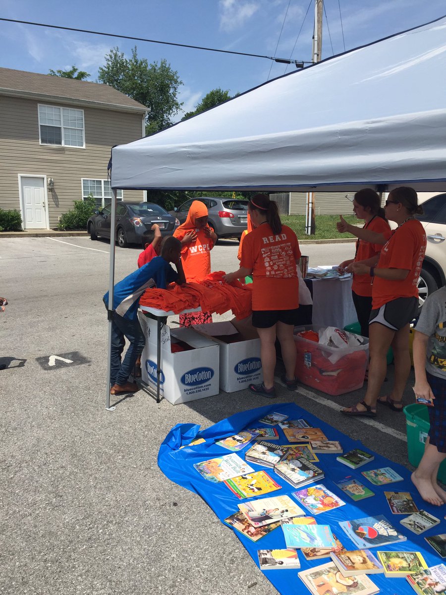 WarrenElemFRC's tweet photo. Warren Elementary Pop Up Library at Lee Point!! https://t.co/XHPLyVh8P0