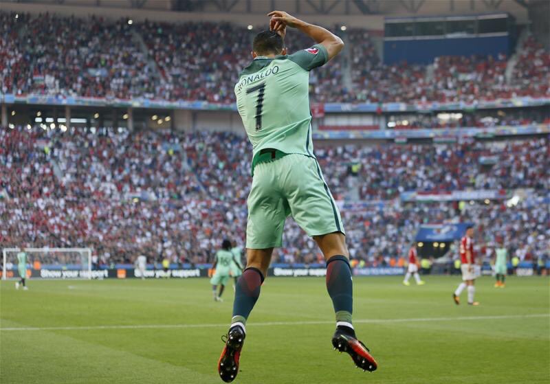 ActuFoot_'s tweet photo. Cristiano Ronaldo a inscrit 8 buts en phase finale de l'Euro. Seul Michel Platini fait mieux avec 9 buts. 
https://t.co/OfoCuXcX9J