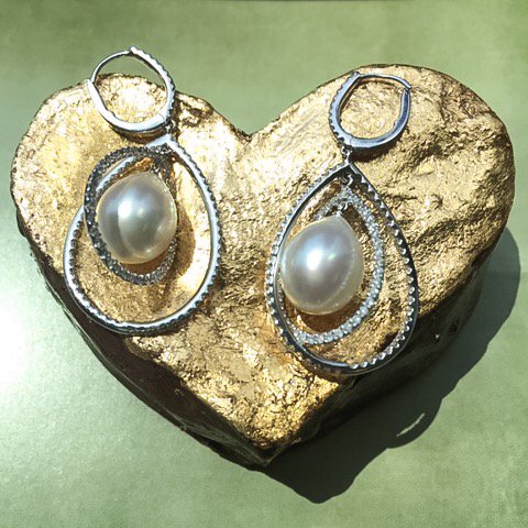 MastoloniPearls's tweet photo. Light, refreshing #pearl + #diamond earrings from the #RibbonCollection. What’s not to ❤️? #PearlMonth #June https://t.co/LXIjKLcMFH