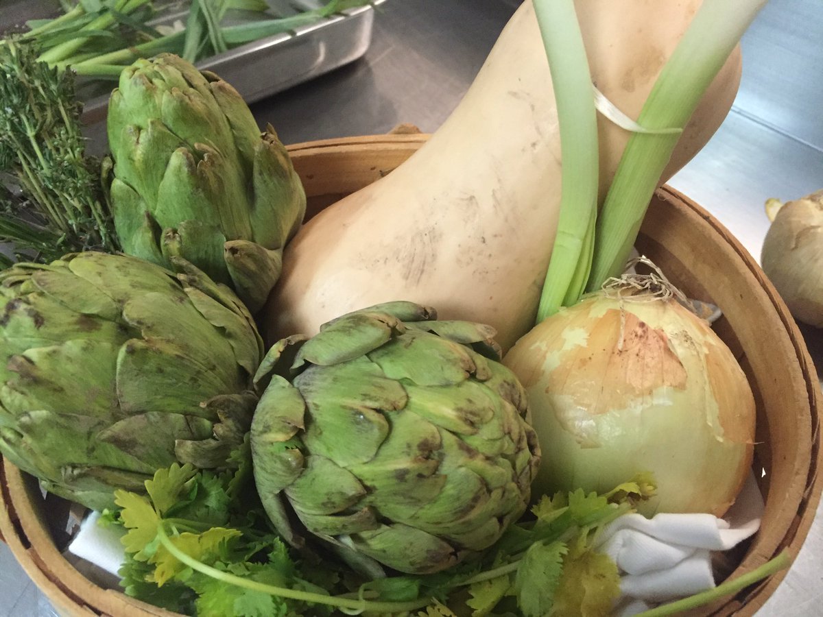 Alcachofas, ajetes tiernos y calabaza. Los ingredientes del plato  que vamos a hacer hoy en #EDirecto <a href="/MyVegMadrid/">MyVegMadrid</a>