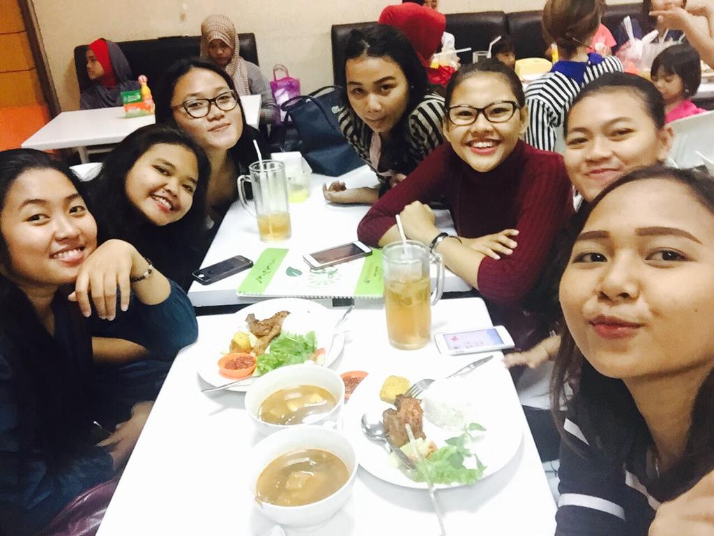 PutriAfrillia's tweet photo. Thxyou💞👭👭😎 @Ressaros @meldamatofani @musayy_ @gitasayy @oktafanda @Indri906 https://t.co/zp6Hkzasgs