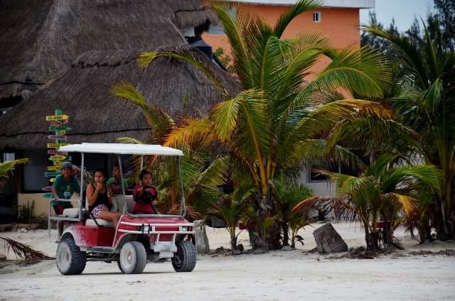 LOAHolbox's tweet photo. Ya está listo el carrito de golf, nos vamos a pasear! #Holbox #CasaLoa #HotelBoutique #FelizMiércoles #traveling https://t.co/JAkBp9yis5