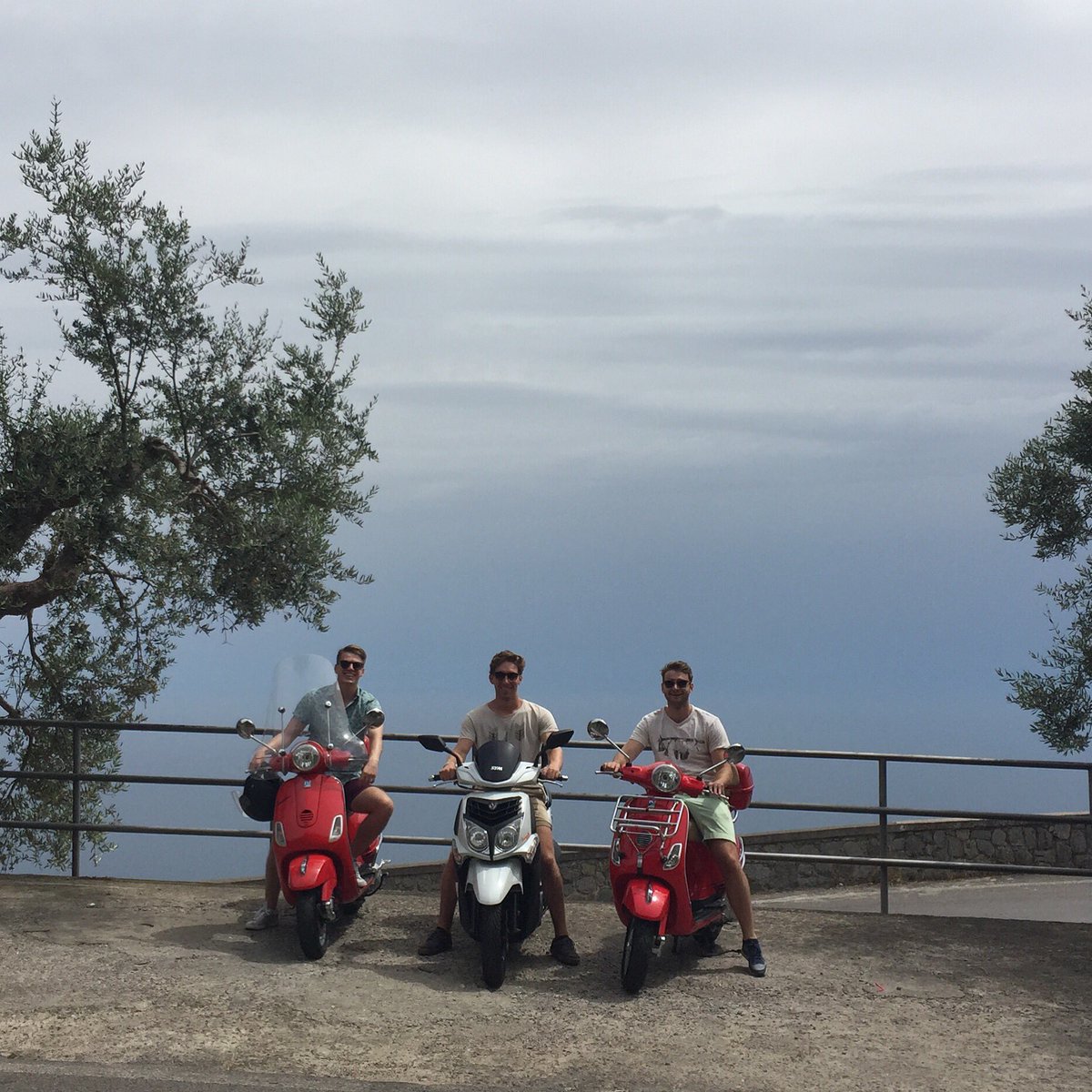 De 3musketiers op verplaatsing! #vespa #napoli #fun #sun #friends #amalficoast