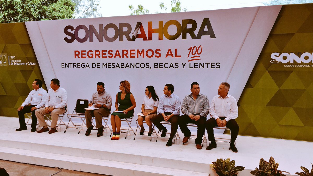 raylagarda's tweet photo. Agradezco a @claudiapavlovic entrega de material, becas y lentes p/ educación básica en #Sec12 #UnidosParaTrascender https://t.co/btgt0iAKTO