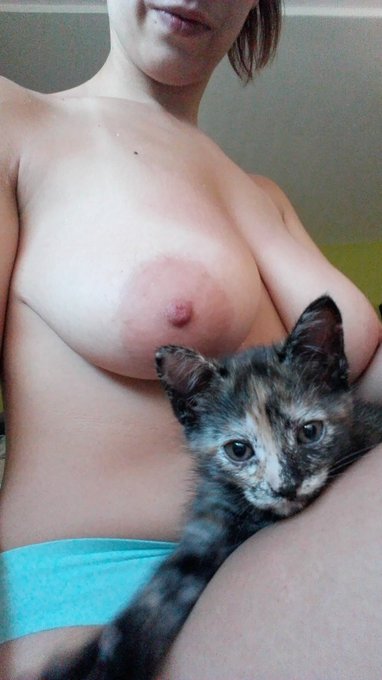 Todo lo que tiene de peque&ntilde;a.. lo tiene de lista!!! #selfieCat https://t.co/kSetGzhZcn<a href="/tag/selfiecat"class="tags"><span>#selfiecat</span></a>