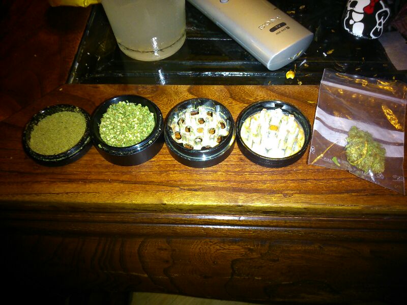 indiofumadodice's tweet photo. Hace un par de años  nacimos con este grinder lleno de weed.Hoy ya van 4.420 tweets. #Indiocumpleaños #passpasspuff https://t.co/1CBKKurc8O