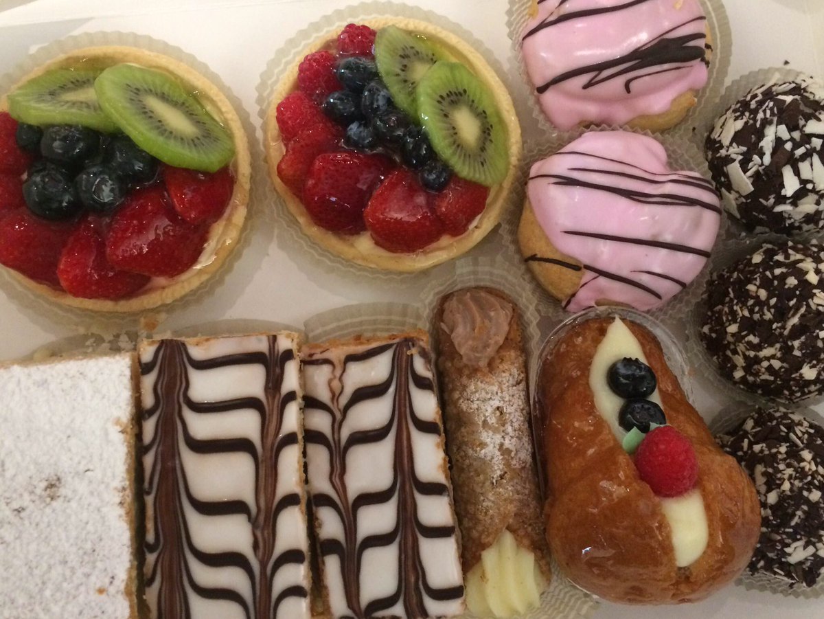 bcolemorgan's tweet photo. BARiDesigns gave some delicious treats to our H/O team from @italiabakery #MyEarls #FoodBaby #LoveMyJob #WhichFirst https://t.co/rJHvfBJgT8