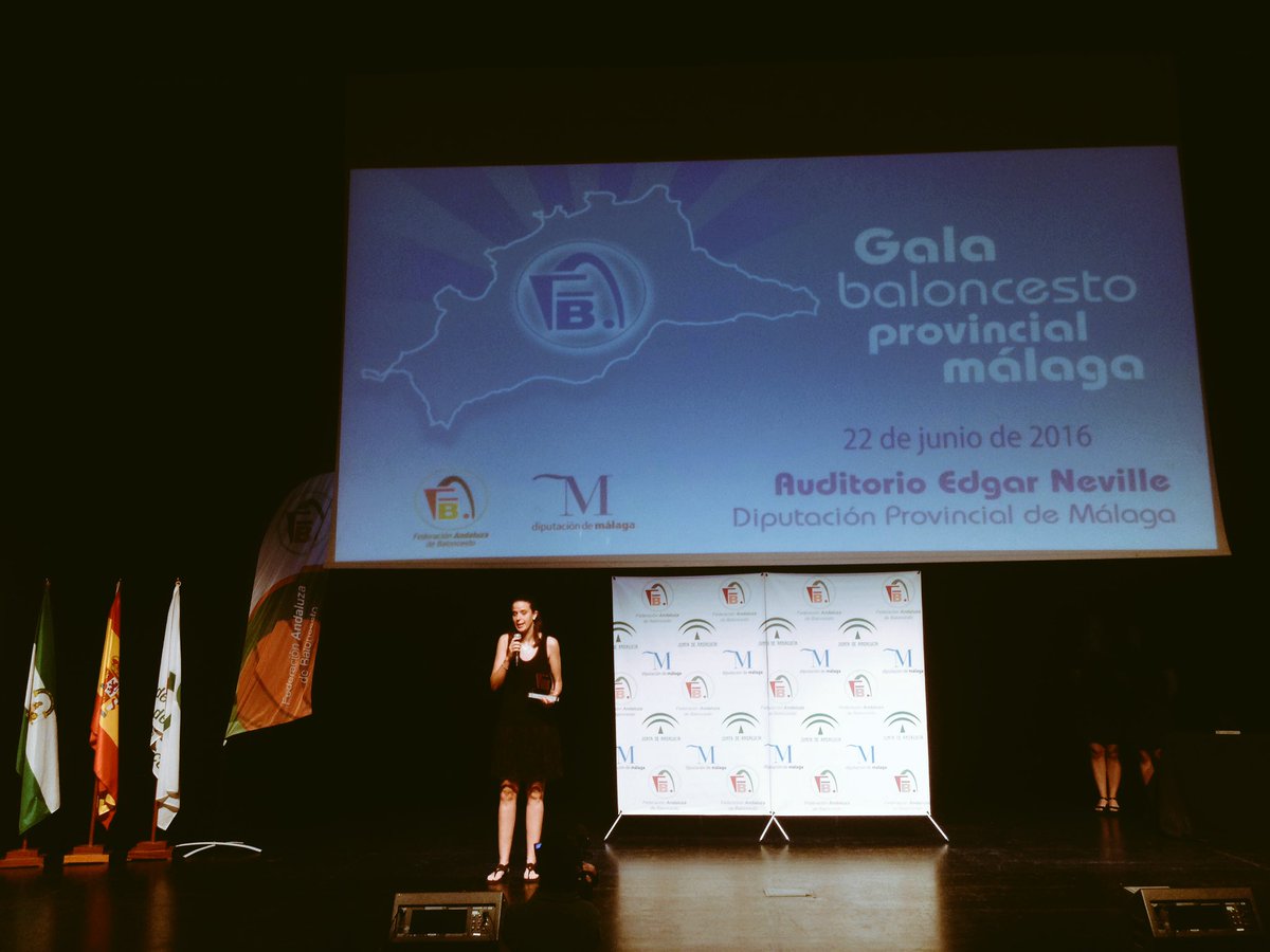 Viky González de <a href="/cbpromesas/">CB ANDALUCIAPROMESAS</a> entrenadora del año en la #GalaBaloncestoMálaga #TrofeoToaPaterna