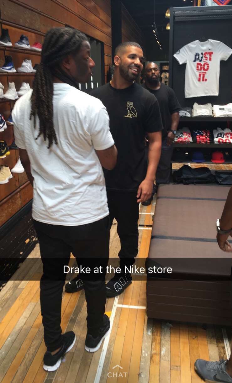 Rugido Compositor franja Rap Direct on Twitter: "Drake spotted at a Nike store in Atlanta today.  https://t.co/G6UdWM2P80" / Twitter