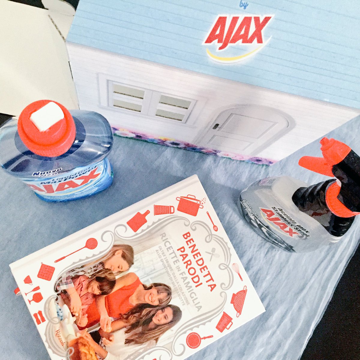 Nonsidicepiacer's tweet image. Il mio #wannabecasalinga è stato preso in parola:detersivi+libro @benedettaparodi da studiare #casaperfetta