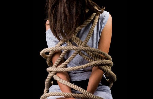 — Les llega a correo, en el buzón de casa. Una foto mía atada. Sin ningún mensaje.  No hay direccion y es algo »