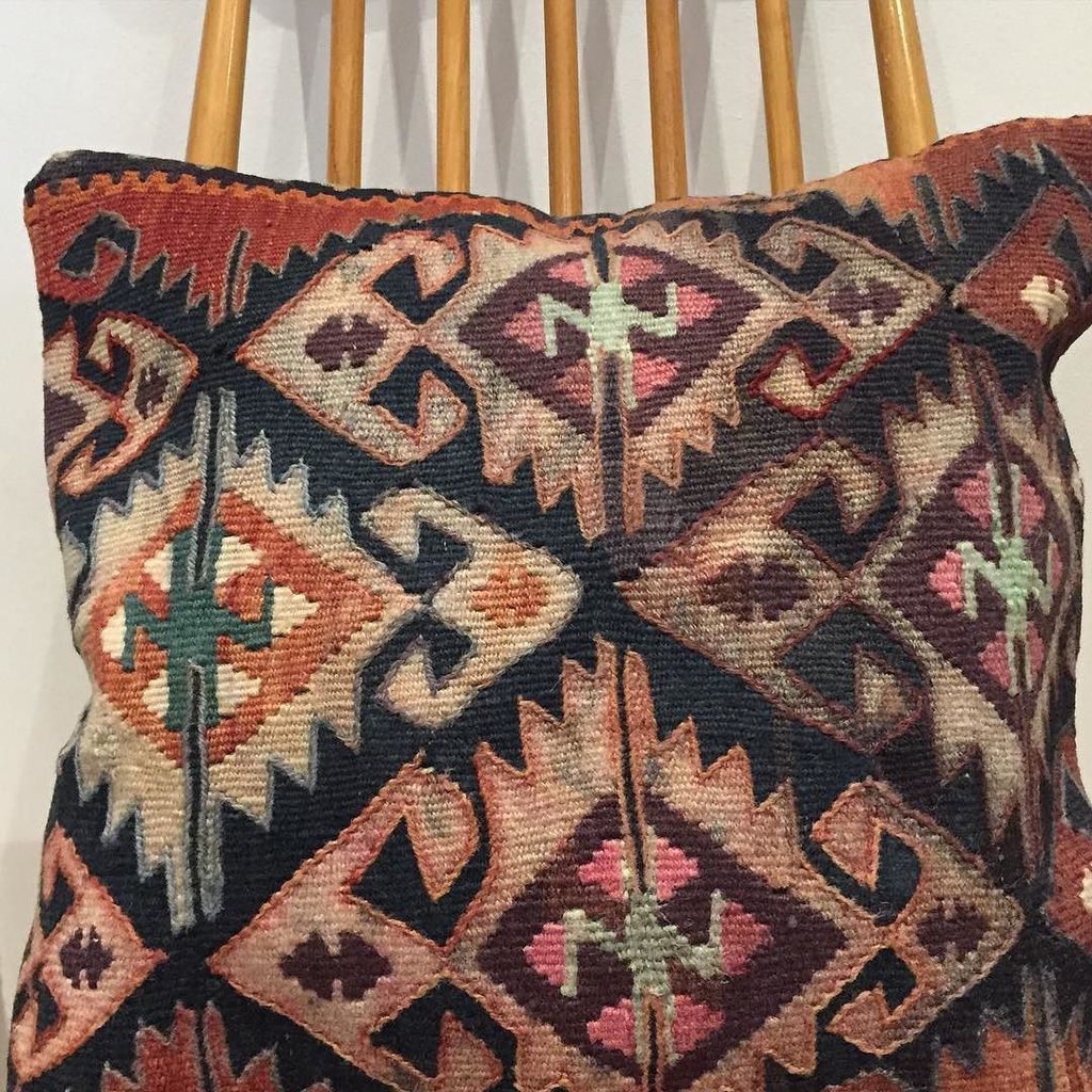 Ottoman_st's tweet photo. One of my favourites ❤️ on our Etsy shop #Etsy #kilim #kilimcushion #textiles #fabric #cus… https://t.co/nooPnFQEfr https://t.co/Bnzth7ri4X