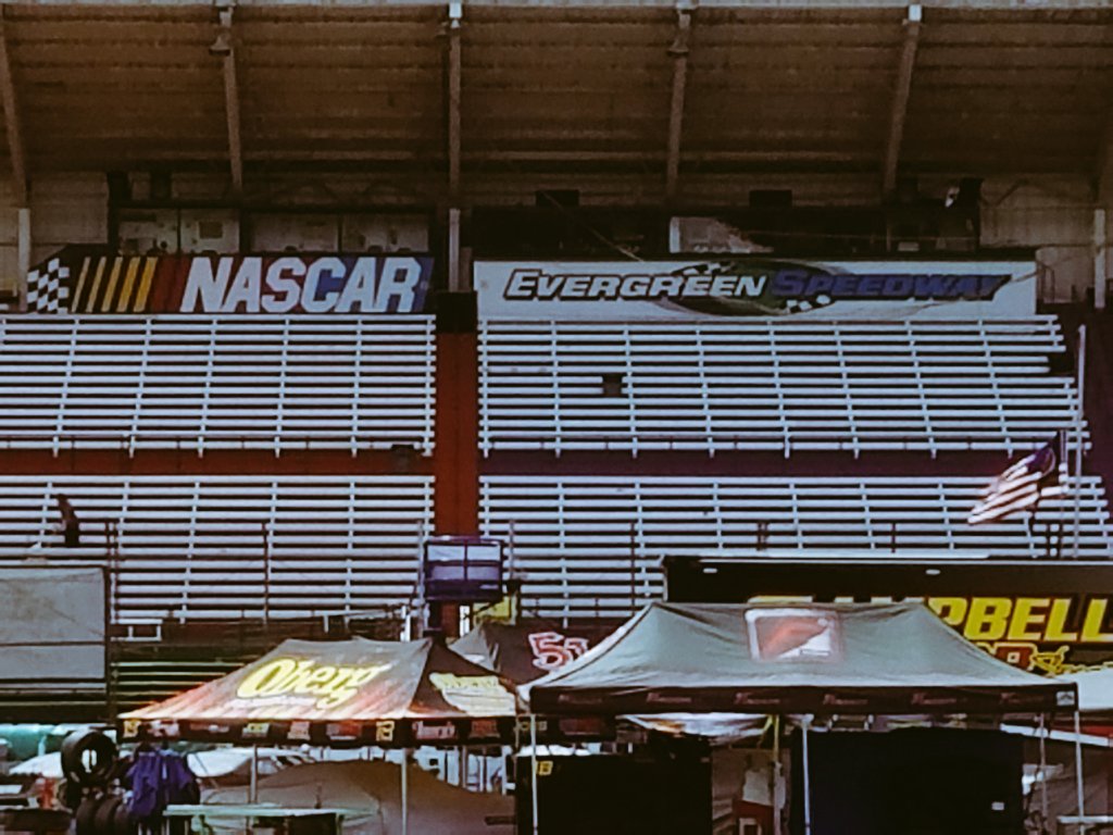 EVGSpeedway's tweet photo. Teams and Tires setting up for Huge #SUMMERSHOWDOWN weekend!
#SUNnFUN and Lots of Great Racing #ES62 #Nascar #NWAAS https://t.co/UXKV5ZOyoQ