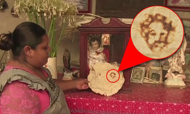 Dios_Padre's tweet photo. Extraño cuando Jesús hacía buenos trucos de magia como caminar sobre el agua. Ahora ya solo se aparece en tortillas. https://t.co/19bCybELc0