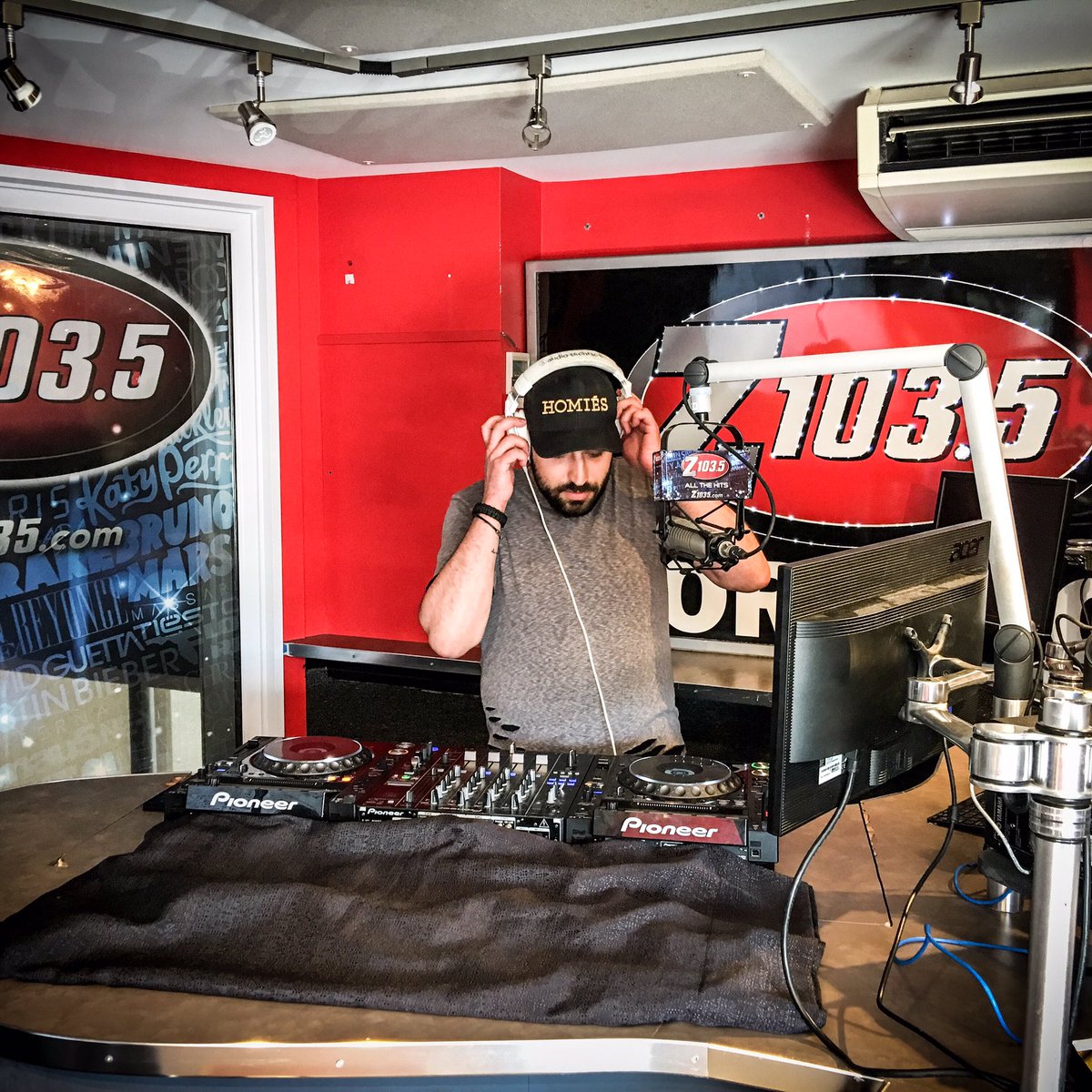 PlusMinusRec's tweet image. Our boy @xiiammusic going live to air in Toronto on @Z1035Toronto for the #driveat5 🔊🔊🔊 #rtst