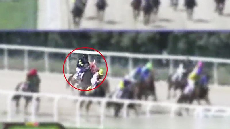 경마장에서 잘 뛰던 말이 갑자기 속도가 느려지거나 엉뚱한 말에 역전을 당하기도 합니다. 운영자·조직 폭력배에게 돈을 받고 승부조작을 한 기수들이 무더기로 적발됐습니다.news.sbs.co.kr/news/endPage.d…