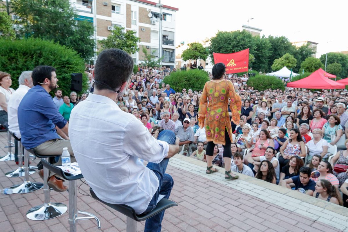 IzquierdaUnida's tweet photo. "Las casas hay que quitárselas a los bancos que nos han robado, no a la gente" @TeresaRodr_ #PorAndalucía22J https://t.co/9sulIlLH5U