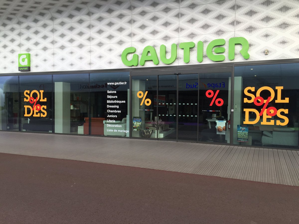HexaRepro's tweet photo. C'est les soldes, pensez à vos vitrophanies de dernière minute #Solde #Hexarepro et merci à Meuble Gautier 😉 #Atoll https://t.co/2DDC7e1YJm