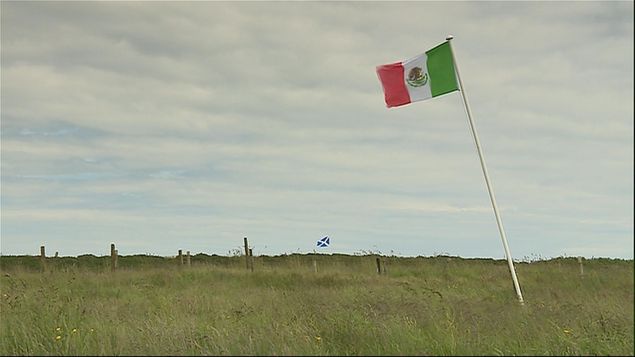 Bandera mexicana ondea en Escocia en protesta a Trump buff.ly/28XgrbN