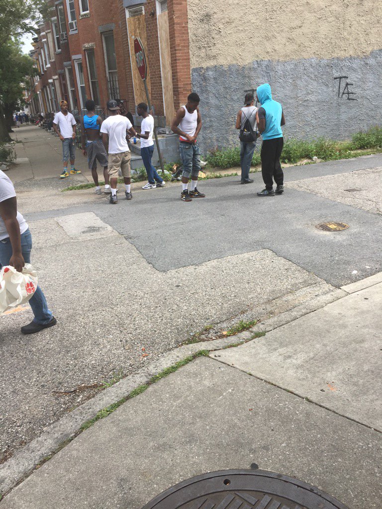 weaverknits77's tweet photo. Hey @BaltimorePolice , would you please take some action on the open air drug market at Woodbrook and Traction??? https://t.co/m8OKGQdTcu