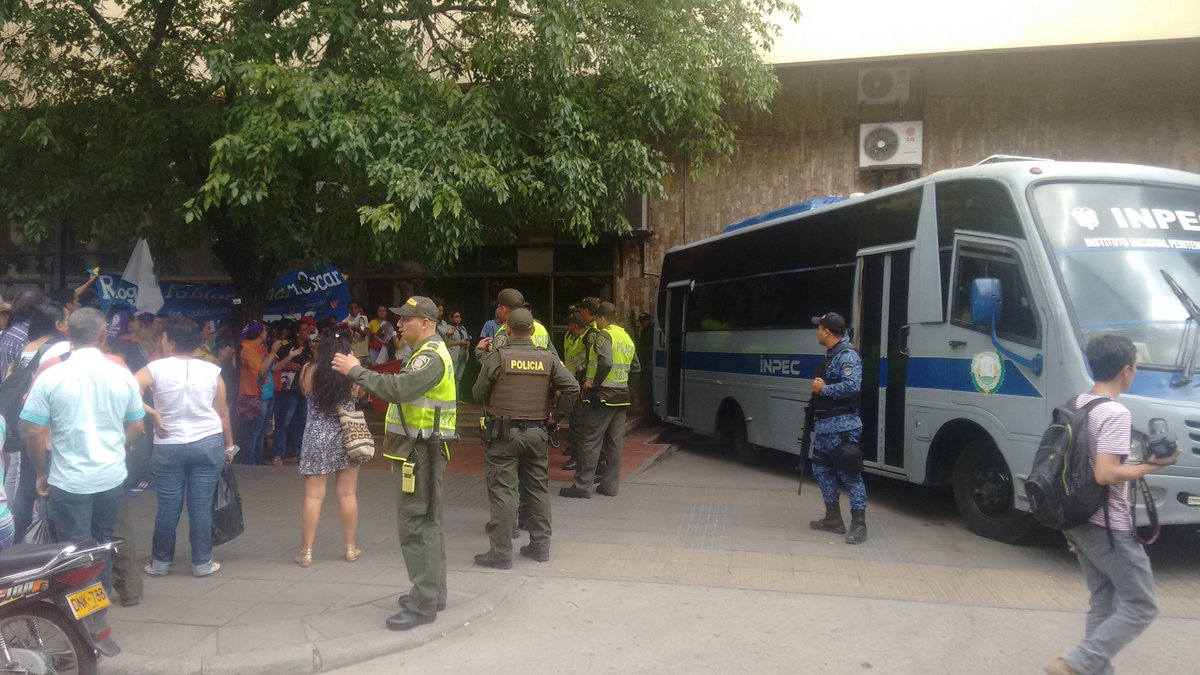 SepasNeiva's tweet photo. [#HuilaenMarcha] Acabaron de entrar los #4SuenosLibres al Palacio de Justicia de #Neiva #Huila. Audiencia cerrada. https://t.co/7k2mMreSEY