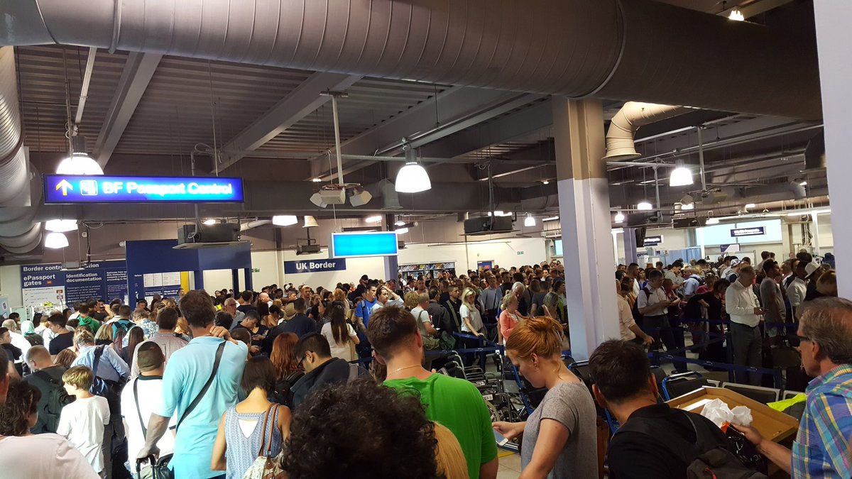 ustaadji's tweet photo. 40 minutes queuing so far in searing heat. Looks like at least another 60 minutes to go. #hellonearth #lutonairport https://t.co/4Za7hCLoNk