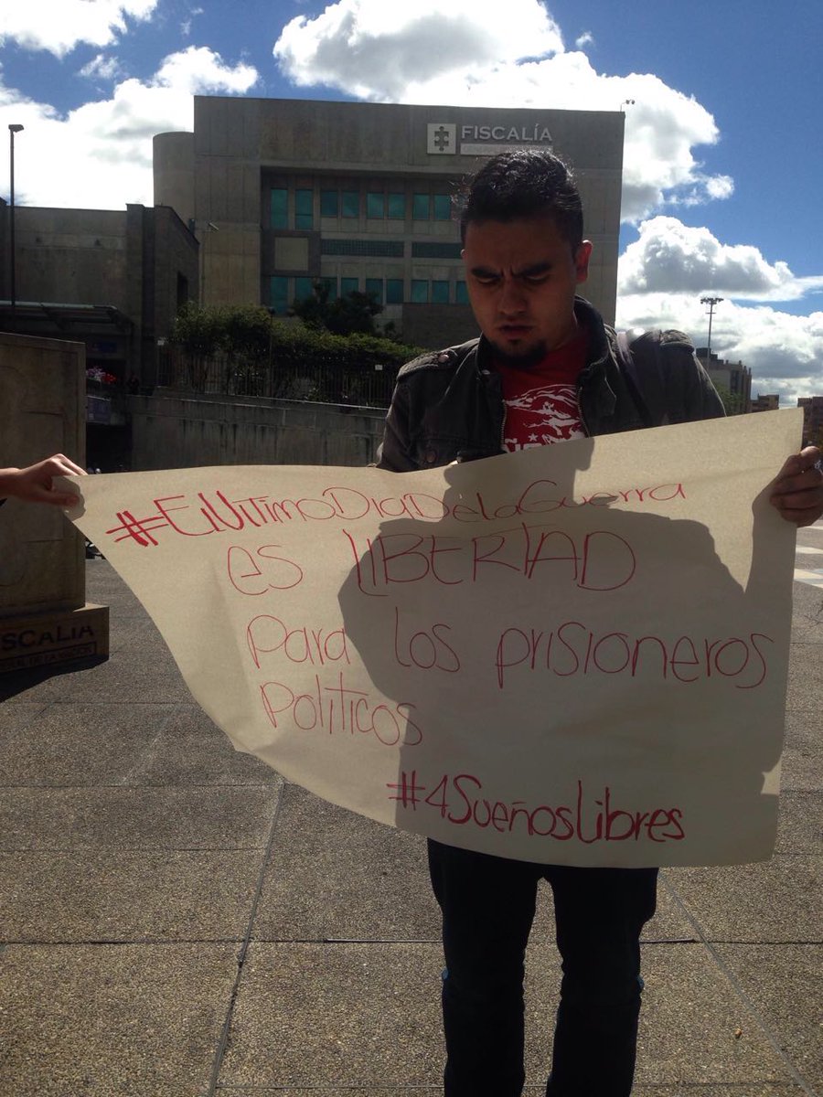 SabiduriaPplr's tweet photo. #ElutimoDíaDeLaGuerra Frente a Fiscalia Btá, estudiantes exigen Libertad de #4SuenosLibres de @FEUColombia https://t.co/NYO2HcNFgY