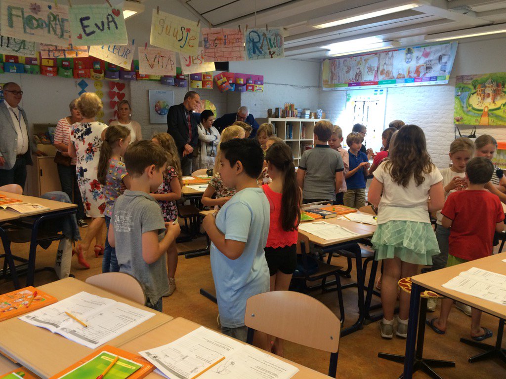 Crijnsschool's tweet image. Vanmorgen bezoek van Eenbes Raad van toezicht. Enthousiasme over #meervoudigeintelligentie en de #onderwijsrobot