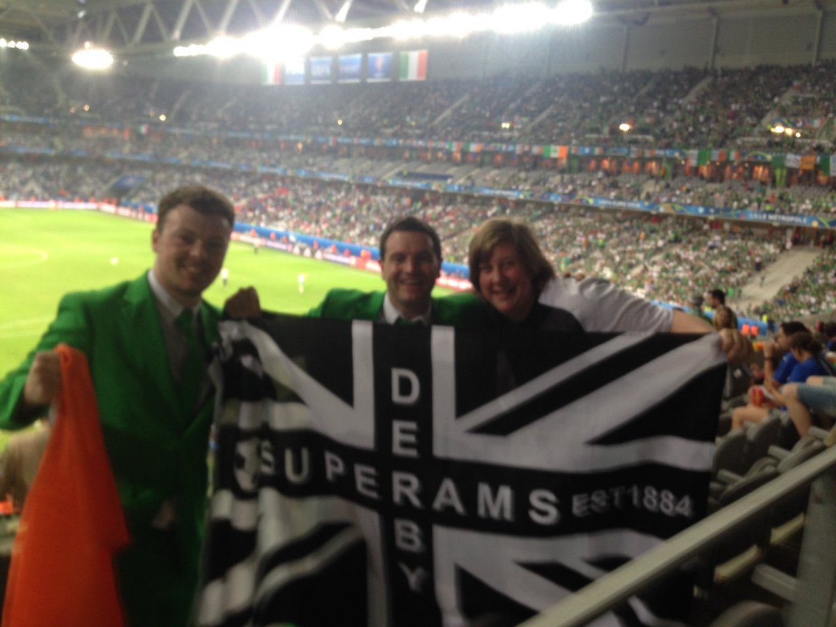 luc7_dcfc's tweet photo. Boys in green & #dcfcflag #Lille #IRL #italy #euro2016 https://t.co/lb4TerE2dy