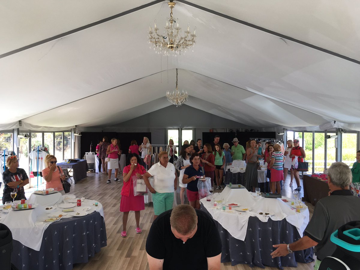 LaGaliana_Golf's tweet photo. Gran expectación entrega de premios torneo @Ladygolf_es y el gran @dvillarrib concentrado! Gracias colaboradores https://t.co/ZfXOiv9awN