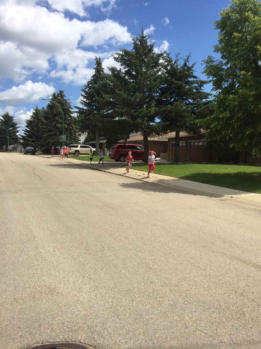 eberlrayleen's tweet photo. Kids are amazing! Whether it's their thing or not, they are out participating ๐ #firstrunners @LindaleSchool https://t.co/JKeksDPzGk