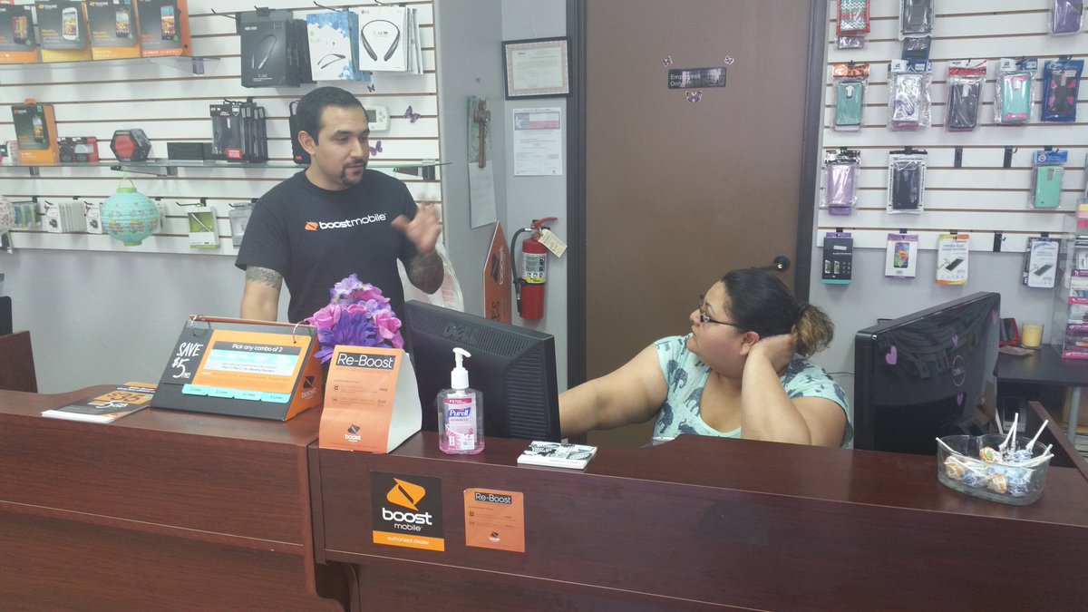 PhillipScheldt's tweet photo. @SPGSamR spreading Boost Dealz and Family Plan knowledge at BJ Wireless @JustinCapers #BoostedDFW https://t.co/ej4QDPDUEy