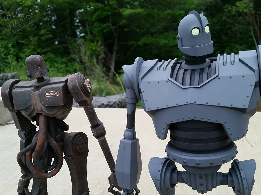 idlehandsblog's tweet photo. Eye Candy: @MondoNews #IronGiant https://t.co/tns1I8NvZg #girantrobots #toyphotography #robots #scifi #animation https://t.co/6egRt8c7G2