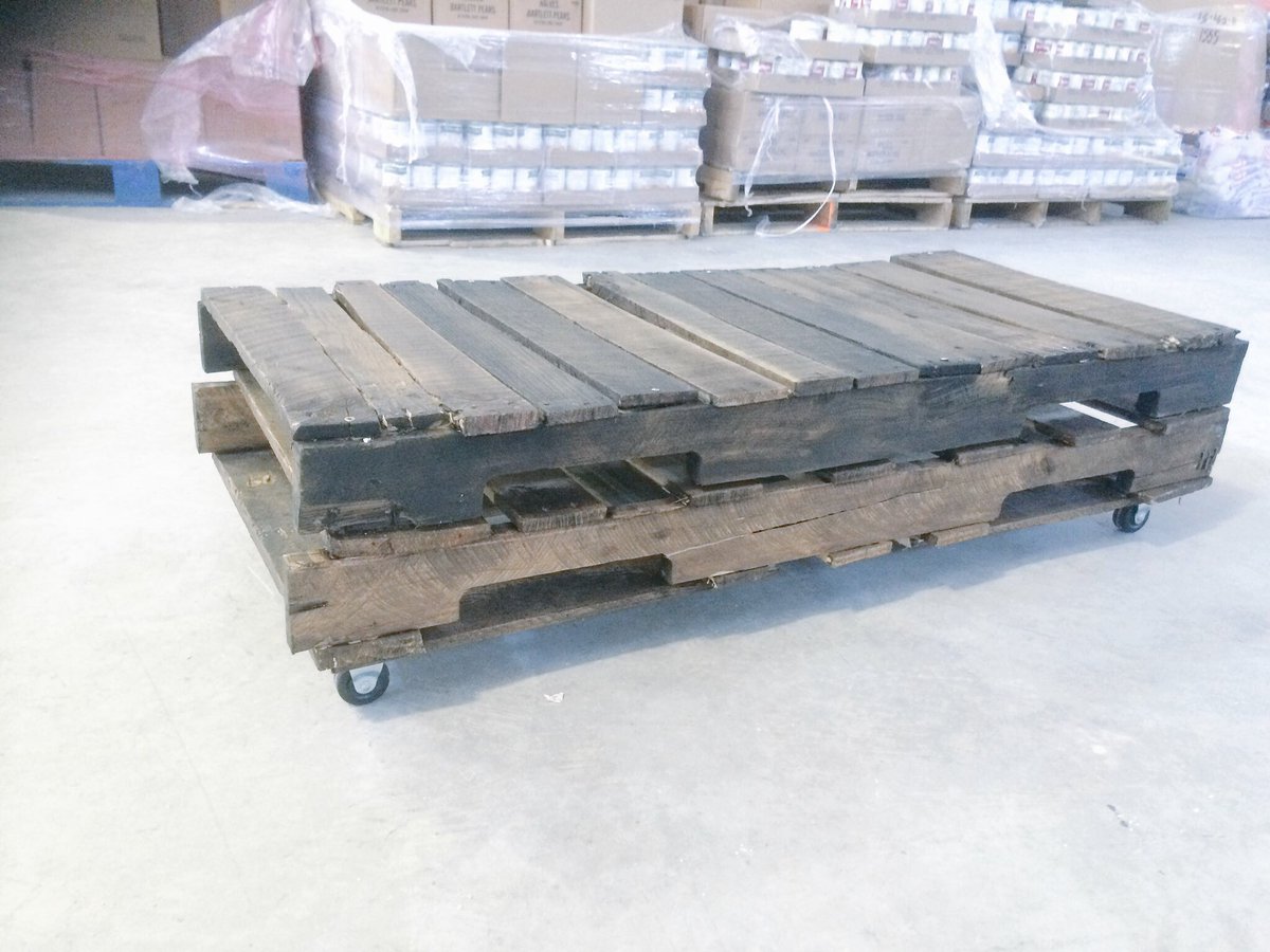 skylars_shop's tweet photo. Small Pallet Coffee Table: $130.00 #PalletFurniture #SkylarsShop https://t.co/hE9h7vmw9n