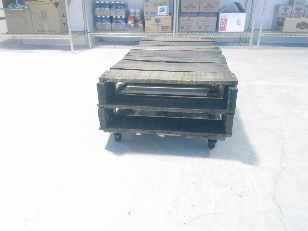 skylars_shop's tweet photo. Small Pallet Coffee Table: $130.00 #PalletFurniture #SkylarsShop https://t.co/hE9h7vmw9n