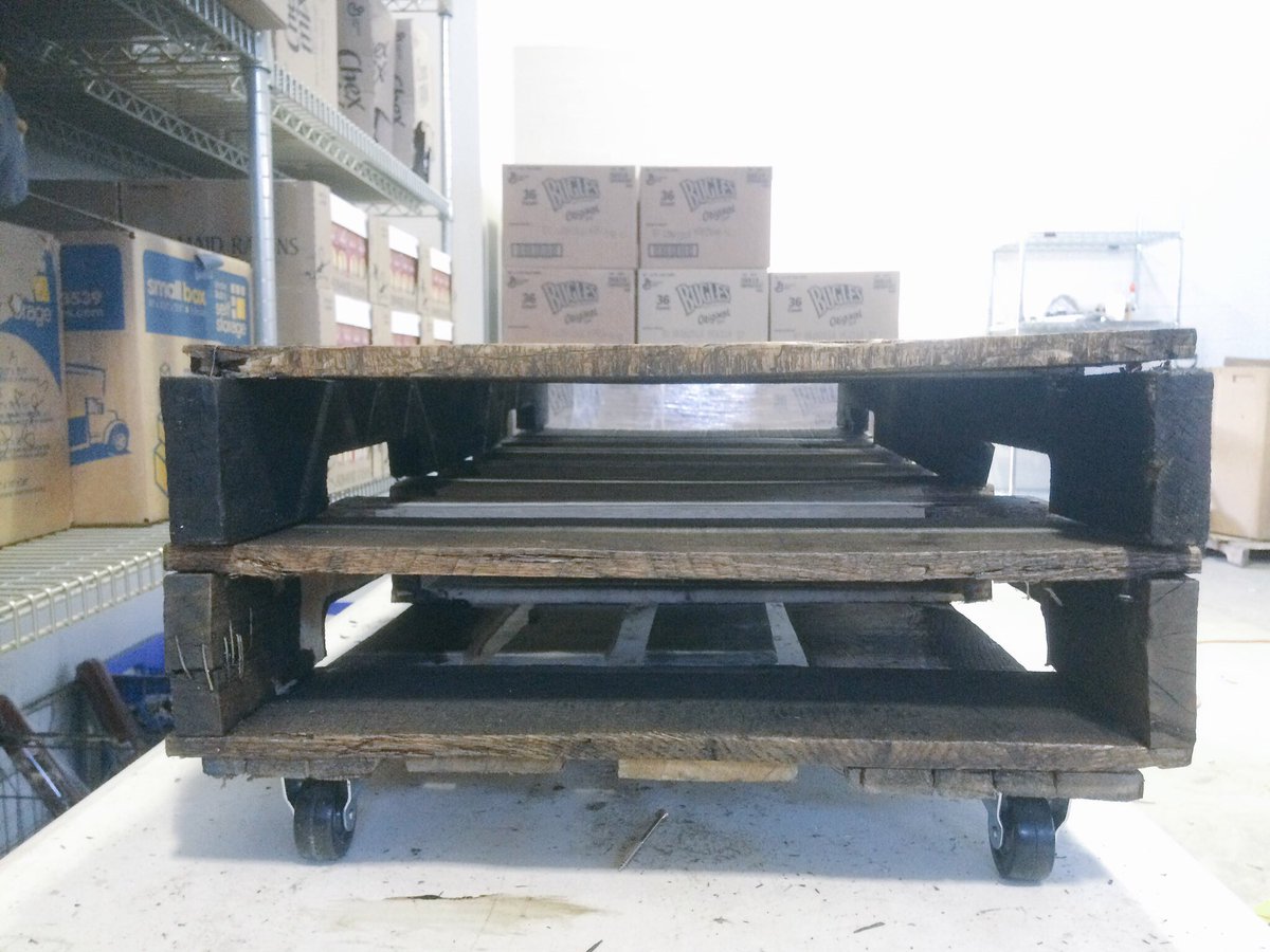 skylars_shop's tweet photo. Small Pallet Coffee Table: $130.00 #PalletFurniture #SkylarsShop https://t.co/hE9h7vmw9n