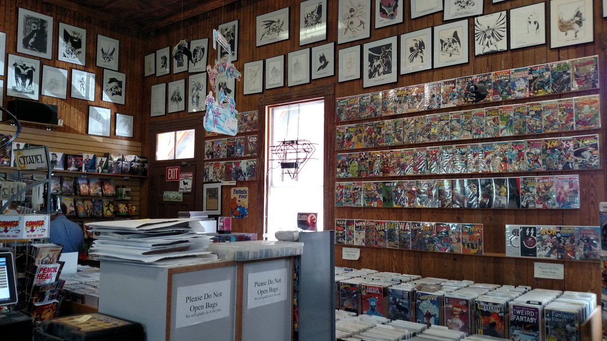 iSinGaming's tweet photo. I love nerd culture #CaveComics #Newtown #Ct https://t.co/vFIBmXcMGy