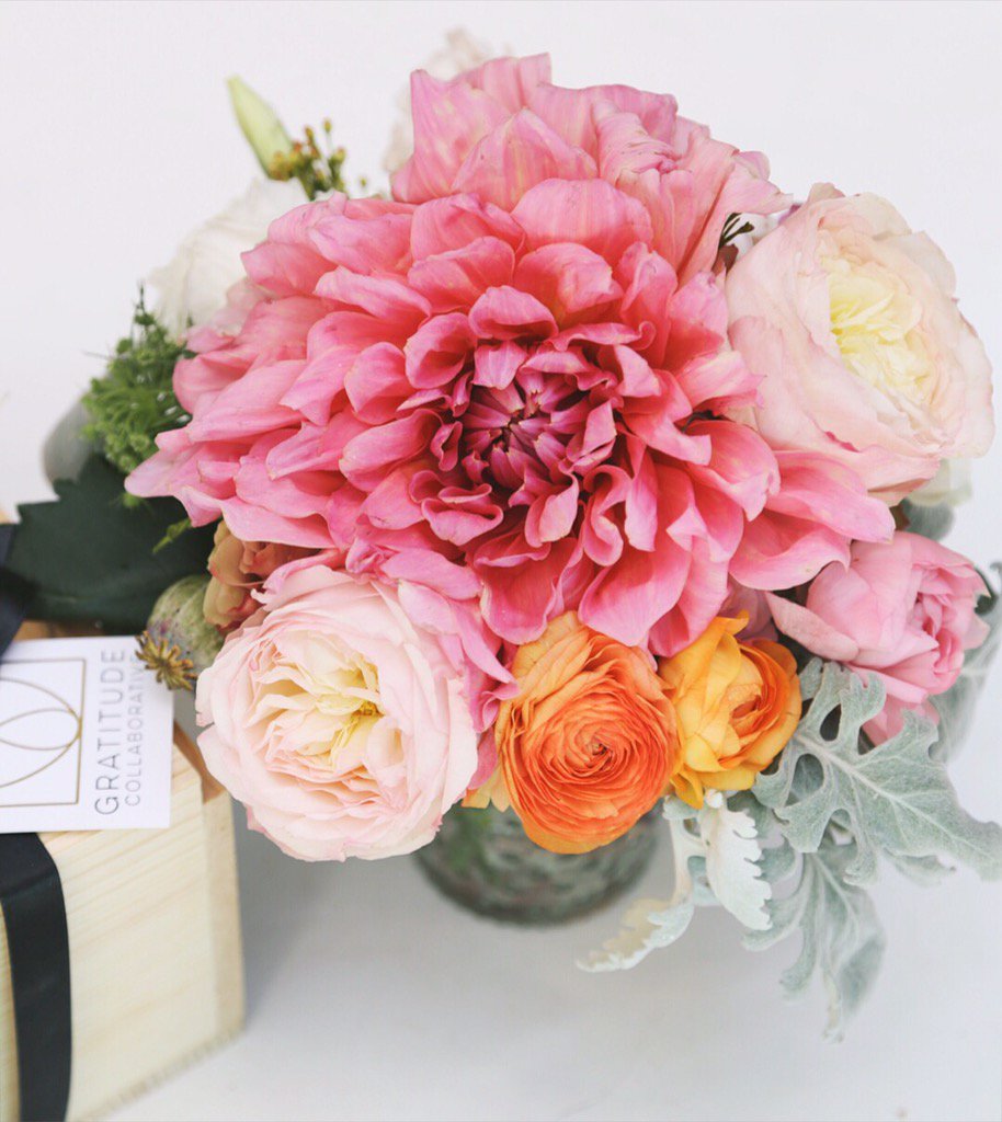 So sad peonies are out of season.. But look who's back! Dahlias are back! In boxes this week for sure!
#dsfloral