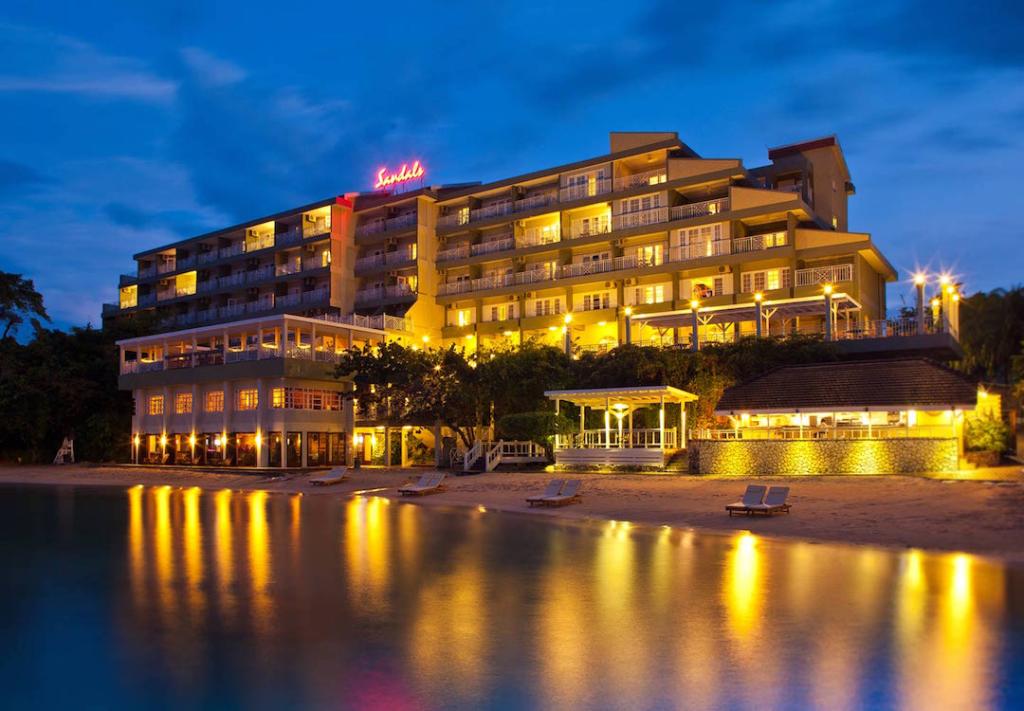 SandalsResorts's tweet image. Bright lights and spectacular nights are waiting for you on the beaches of #Jamaica at #SandalsOchi.