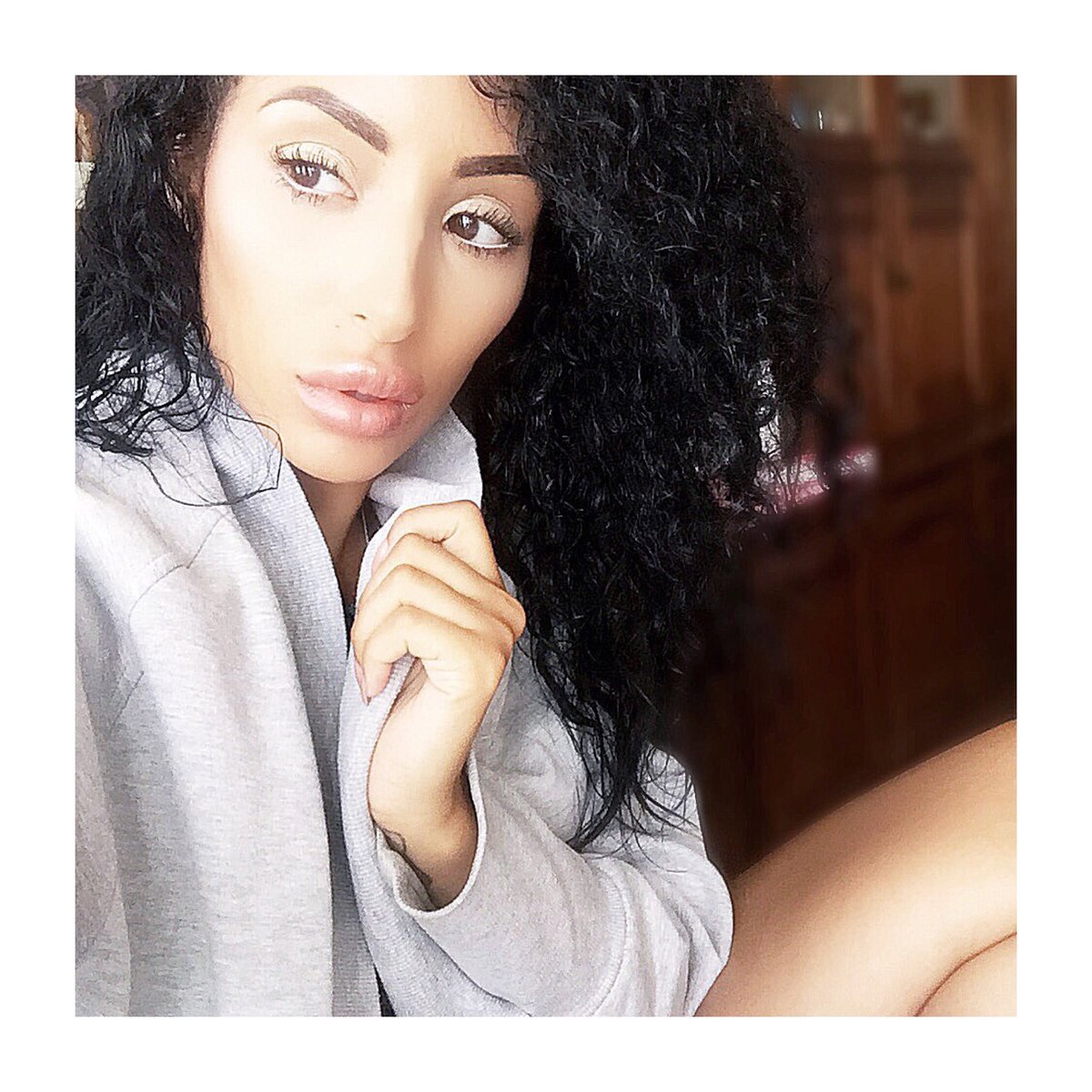 MissChanelleSP's tweet photo. Curly hair, natural makeup, & @BenefitUK #GoofProofBrows #GoofProofBrowPencil ππ #BeneBabe #BenefitBrows xo https://t.co/HrixPA9UhO
