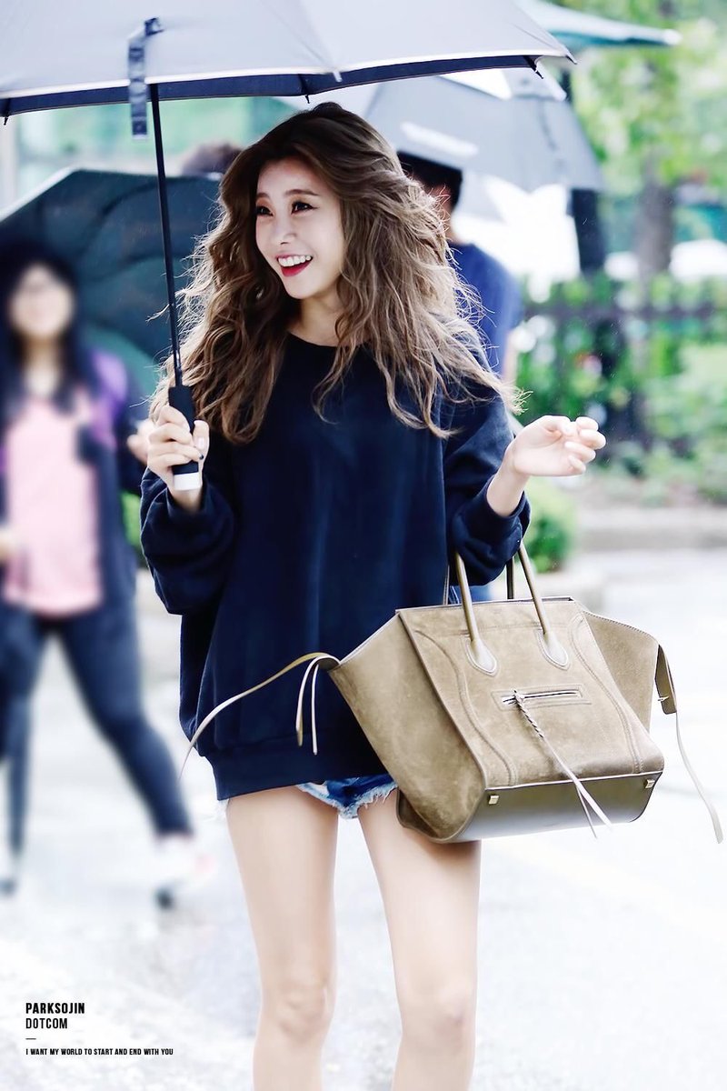 aboutsojin's tweet photo. sojin and umbrellas https://t.co/nD1mYLgZ4R