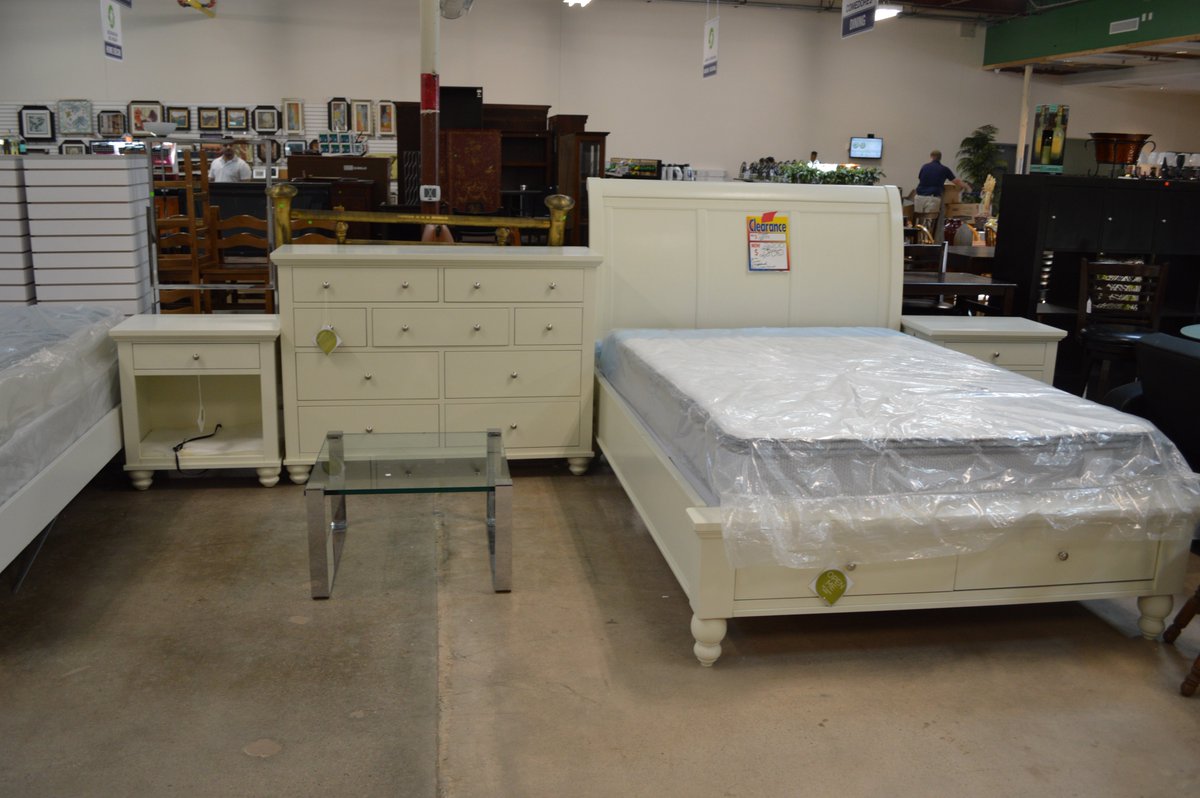 atxReStore's tweet photo. This bedroom set comes with plenty of storage, including drawers built into the full-size bed frame. $2,200 for set. https://t.co/z6ab1khALx