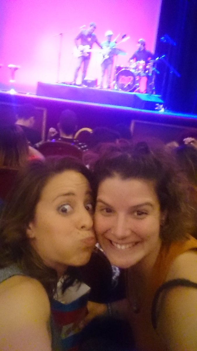 shekina89's tweet photo. A pesar de que @PabloPuyol_ me miraba a mí...le tocó a otra 😭 grande #jamming https://t.co/711BxzPbmE