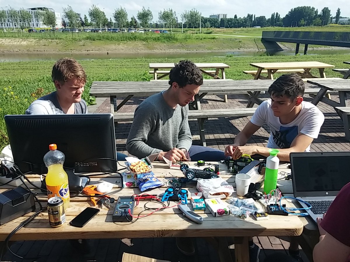 SD_Insights's tweet image. Hardware trial day with @JackSaviorplug #hackaware @YESDelft We build a front beer collision warning on RC Car
