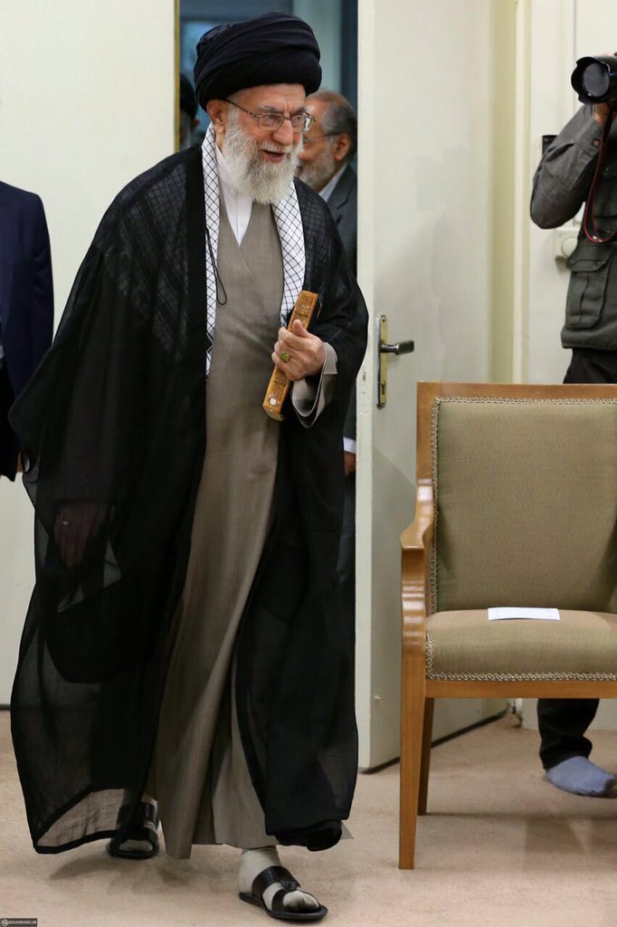 imam__khamenei's tweet photo. بمناسبة #شهر_رمضان المبارك، التقى رئيس الجمهورية وأعضاء الحكومة بالإمام الخامنئي
.
٢٢/٠٦/٢٠١٦
.
#السيد_القائد https://t.co/3vOlr5mvew