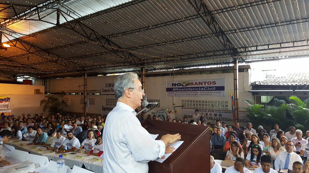 AlvaroUribeVel's tweet photo. Cali. A esta hora, promoción de firmas. https://t.co/KmVJE4XzYd
